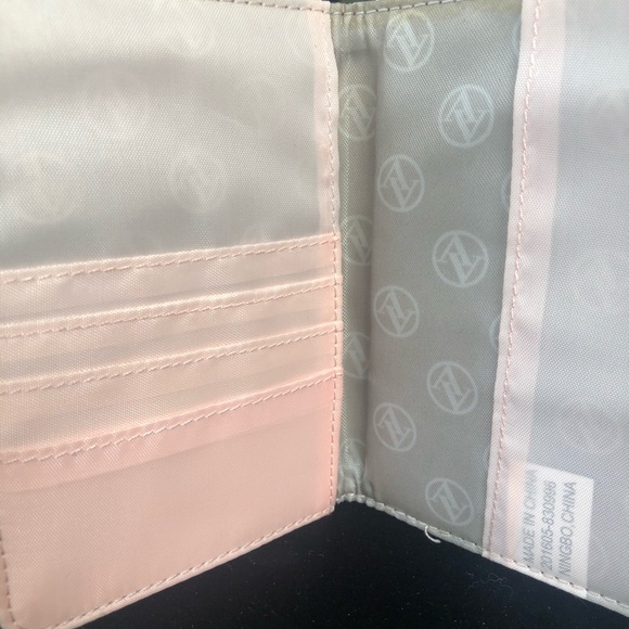 Adrienne Vittadini credit card/passport folio - Picture 3 of 3